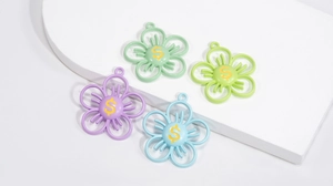 Vue détaillée des breloques fleurs en alliage en quatre couleurs avec signes dollar
