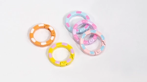 Détail de boucles à ressort bicolores peintes pour porte-clés DIY et accessoires créatifs