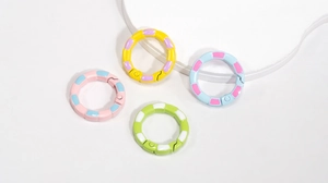 Détail macro d'anneaux à ressort colorés avec finition laquée macaron pour le DIY