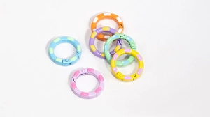 Vue détaillée de six anneaux à ressort ronds colorés style bambou pour porte-clés DIY