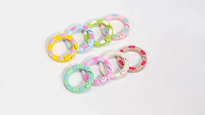 Vue détaillée d'anneaux à ressort style bambou colorés pour accessoires bijoux DIY