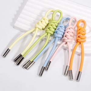 Set bunter geflochtener Leder-Schlüsselanhänger für Handtaschen in fünf Pastellfarben