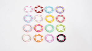 Aperçu de seize boucles à ressort colorées en alliage avec finitions peintes bicolores variées