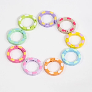 Lot de neuf boucles à ressort rondes bicolores, anneaux décoratifs en alliage coloré
