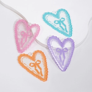 Ciondoli a cuore in acrilico con motivo a fiocco in rosa, blu, arancio e viola DIY