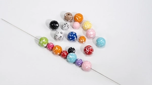 Detailweergave van kleurrijke acrylspatparels voor DIY-sieraden en sleutelhangers