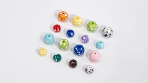 Detailopname van kleurrijke acryl ronde kralen met spatpatroon voor DIY-sieraden