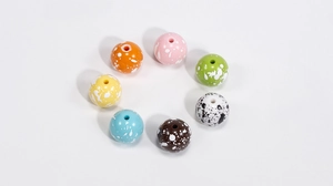 Macro-opname van kleurrijke acryl kralen met spetters voor DIY sieraden en handwerken