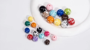 Macro van gekleurde acryl kralen met wit spatpatroon voor handgemaakte DIY sieraden