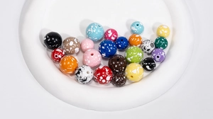 Detailopname van kleurrijke acryl graffiti kralen voor DIY sieraden en accessoires