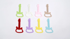 Detail van gitaar flesopener sleutelhangers in acht kleuren met nice party gravure