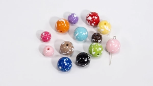 Macro detail van kleurrijke acryl kralen met verfspatpatroon voor DIY sieraden maken