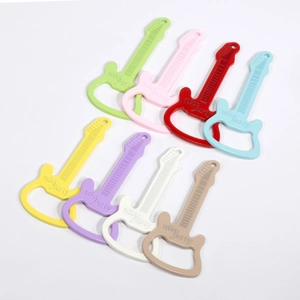 Gitaarvormige flesopener-sleutelhangers in 8 kleuren met nice party-tekst