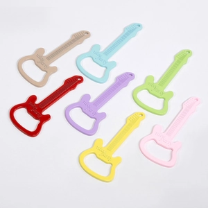 Gitaarvormige flesopener sleutelhangers in zeven kleuren met nice party gravure