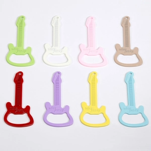 Acht kleurrijke gitaar flesopener sleutelhangers met nice party gravure in een 2x4 raster