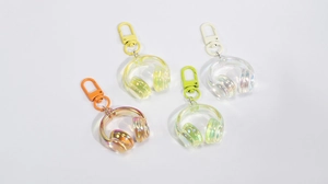 Vue de 4 porte-clés casque en acrylique coloré avec revêtement effet irisédétails