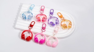 Vue détaillée de sept porte-clés écouteurs en acrylique coloré sur socles blancs