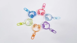 Vue détaillée de 6 mini porte-clés casque en acrylique coloré avec finition irisée