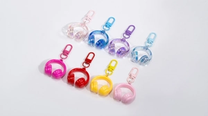 Vue à plat de divers porte-clés en acrylique pour casque dans des couleurs vives et irisées