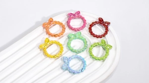Dettaglio di anelli metallici colorati con fiocco per accessori borsa fai-da-te