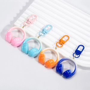 Porte-clés casque en acrylique aux couleurs vives avec fermoirs pour sacs à dos