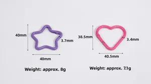 Moschettoni in lega colorati a forma di stella e cuore con dettagli di misura e peso