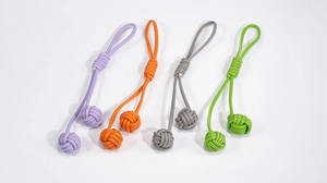 Détail de porte-clés sphériques en cuir tressé en violet, orange, gris et vert
