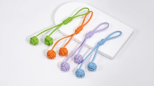 Détail de cordons tressés colorés avec nœuds sphériques pour porte-clés ou sacs à main