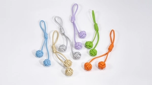 Détails de pendentifs boules tressées en cuir coloré pour sacs et clés