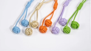Détail de pendentifs boules en cuir tressé coloré pour sacs et porte-clés élégants