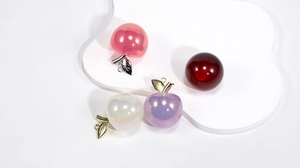 Makro-Detail von perlglanz Acryl Apfel Anhängern für DIY Schmuck und Schlüsselanhänger