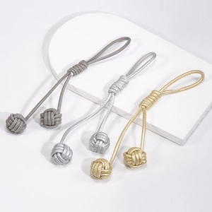 Porte-clés tressé à la main avec perles sphériques en finitions gris, or et argent