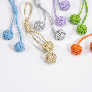 Lanière de téléphone tressée en cuir avec pendentif boule en couleurs variées