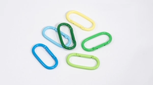 Set di sei moschettoni ovali in metallo colorato con chiusura a scatto a molla