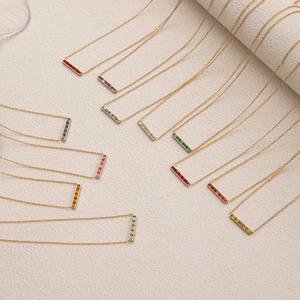 Collier en or 18 carats avec pendentifs barre sertis de pierres précieuses multicolores