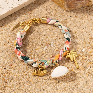 Collier bohème tissé avec pendentifs coquillage et baleine plaqués or 18 carats