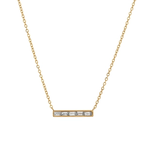 Détail macro d'un collier plaqué or 18 carats avec cinq cristaux baguette sertis rail
