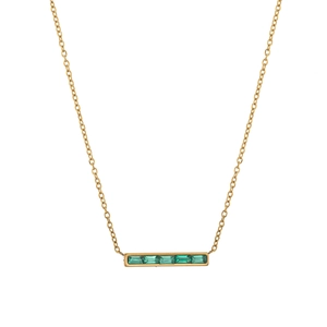 Détail d'un collier doré avec cinq pierres rectangulaires vert émeraude alignées