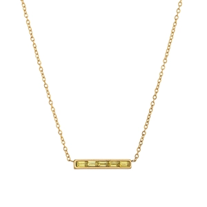 Détail du collier doré avec pendentif rectangulaire serti de cinq pierres jaunes baguette
