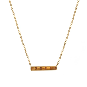Détail d'un collier doré avec cinq pierres précieuses ambrées de forme rectangulaire