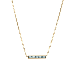 Détail du collier plaqué or 18K avec cinq pierres bleu clair taille baguette sur pendentif