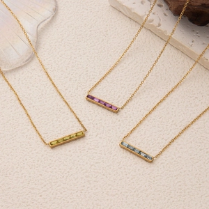 Colliers minimalistes plaqués or 18 carats avec pendentifs de pierres de naissance colorées