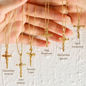 Collier croix à fleurs en acier titane plaqué or 18K avec motifs floraux mensuels