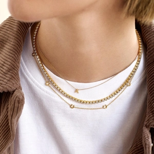 Ensemble de trois colliers en acier titane avec pendentif A et chaîne tennis dorée