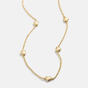 Collier minimaliste plaqué or avec cinq petits pendentifs en forme de cœur