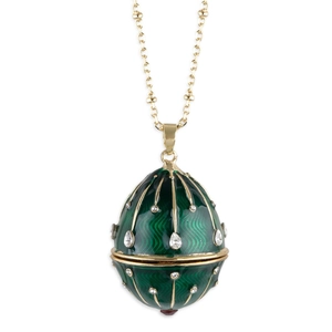 Détail du pendentif œuf de style Fabergé vert avec lignes dorées et cristaux incrustés