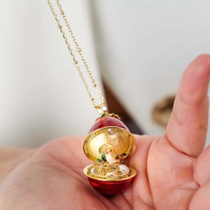 Détail du pendentif en forme d'œuf ouvrable style Fabergé avec petit oiseau coloré