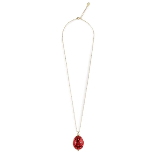 Détail macro du pendentif œuf en émail rouge avec texture ondulée dorée et cristaux sur chaîne