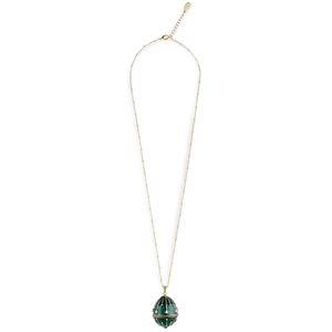 Détail du pendentif œuf en émail avec cristaux et chaîne à billes dorée de luxe