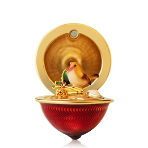 Pendentif œuf style Fabergé avec oiseau détaillé et base en émail rouge doré
